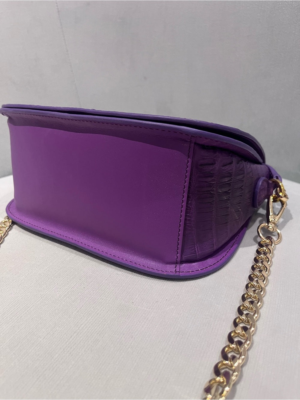 D’MOM Genuine Crocodile Exotic Leather Saddle Bag & Matching Coin Purse — bag closure fastening and edge finish