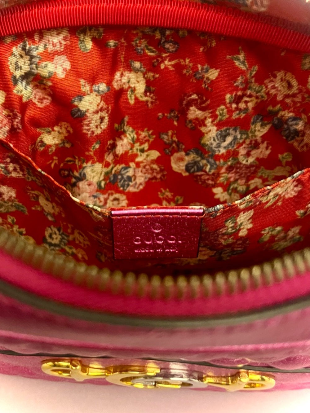 Gucci Metallic Fuchsia Quilted Trapuntata + Card Holder Set Style - GG Marmont — material finish and color detail (additional view 2)