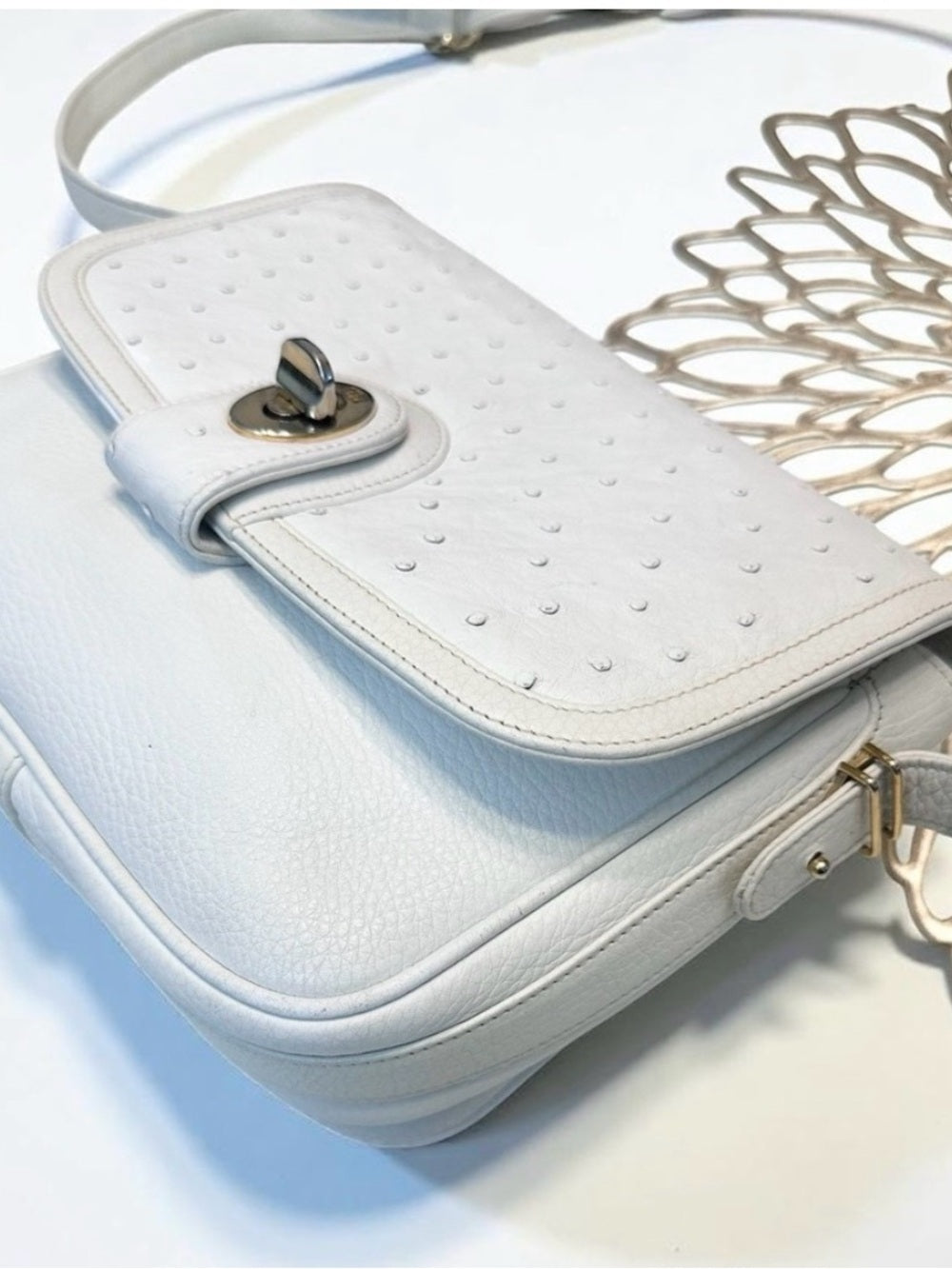 Gucci White Ostrich & Leather Vintage Crossbody Bag Gold GG Turnlock Flap — corner piping and leather edge detail