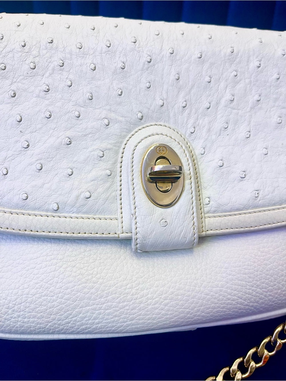 Gucci White Ostrich & Leather Vintage Crossbody Bag Gold GG Turnlock Flap — natural leather grain and texture closeup