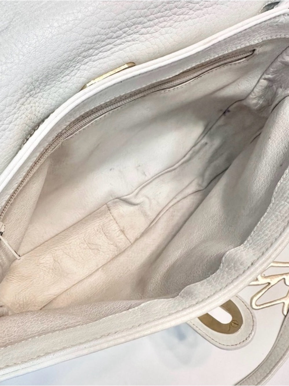Gucci White Ostrich & Leather Vintage Crossbody Bag Gold GG Turnlock Flap — luxury handbag proportions and shape