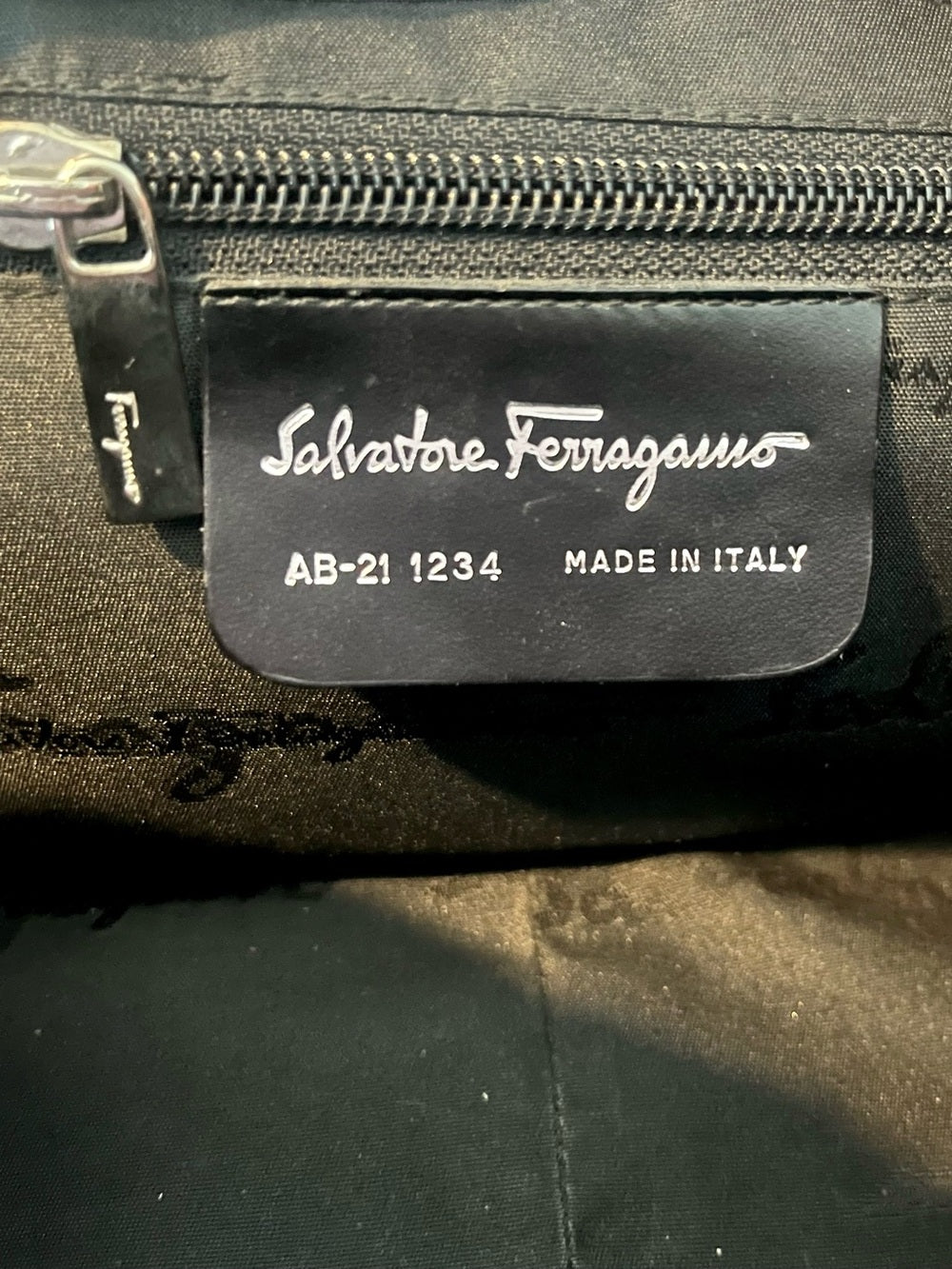 Salvatore Ferragamo Tejus Lizard Purple Shoulder Bag - Vintage (80’s/90’s) — corner piping and leather edge detail